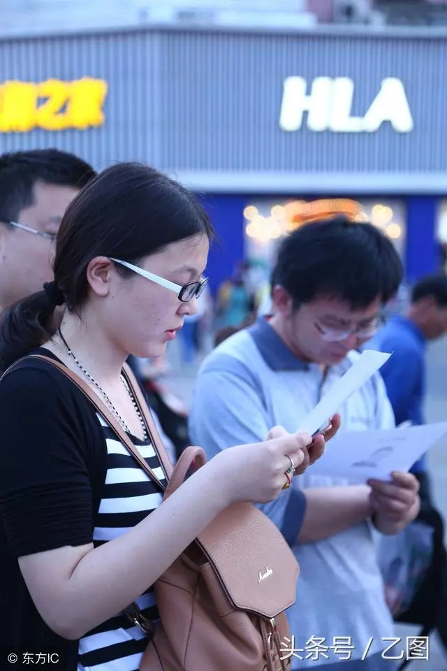 丈夫帶著救命錢消失,絕症女子無奈街頭舉牌通緝丈夫,引發爭議!