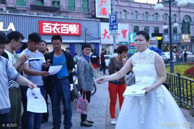 丈夫帶著救命錢消失,絕症女子無奈街頭舉牌通緝丈夫,引發爭議!