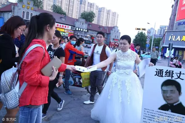 丈夫帶著救命錢消失,絕症女子無奈街頭舉牌通緝丈夫,引發爭議!