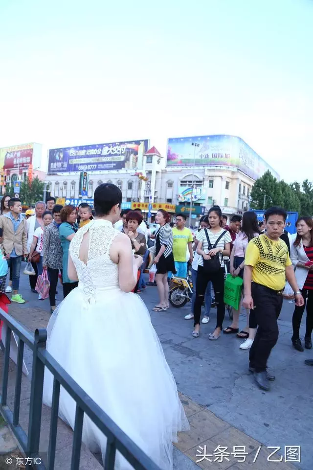 丈夫帶著救命錢消失,絕症女子無奈街頭舉牌通緝丈夫,引發爭議!