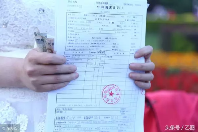 丈夫帶著救命錢消失,絕症女子無奈街頭舉牌通緝丈夫,引發爭議!