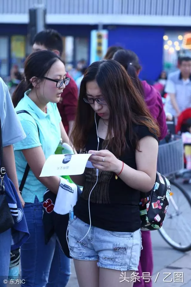 丈夫帶著救命錢消失,絕症女子無奈街頭舉牌通緝丈夫,引發爭議!