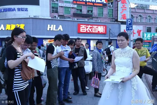 丈夫帶著救命錢消失,絕症女子無奈街頭舉牌通緝丈夫,引發爭議!