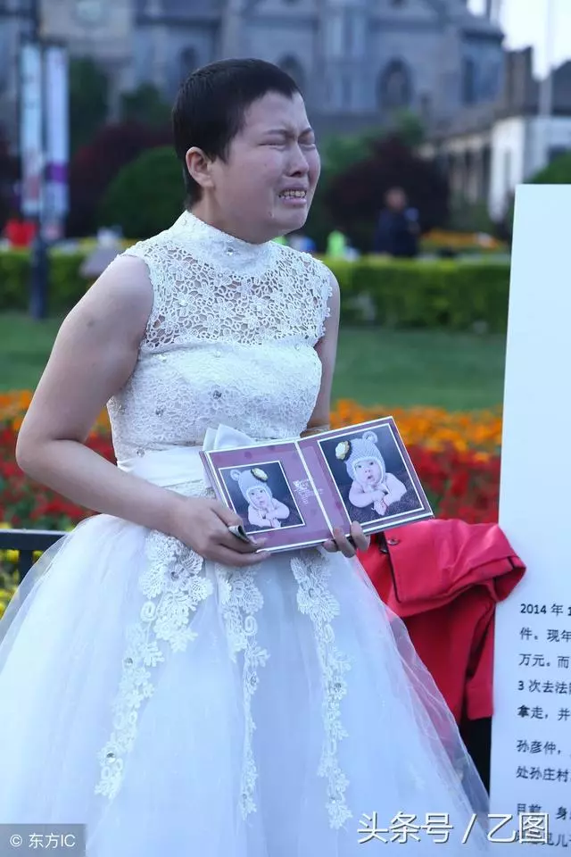 丈夫帶著救命錢消失,絕症女子無奈街頭舉牌通緝丈夫,引發爭議!