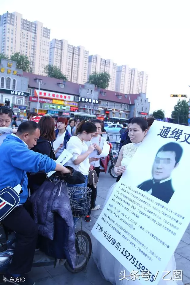 丈夫帶著救命錢消失,絕症女子無奈街頭舉牌通緝丈夫,引發爭議!