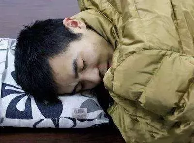 老公半夜發燒,我冒雨出去買藥,忘拿錢返回,推開門後我含著淚報了警!