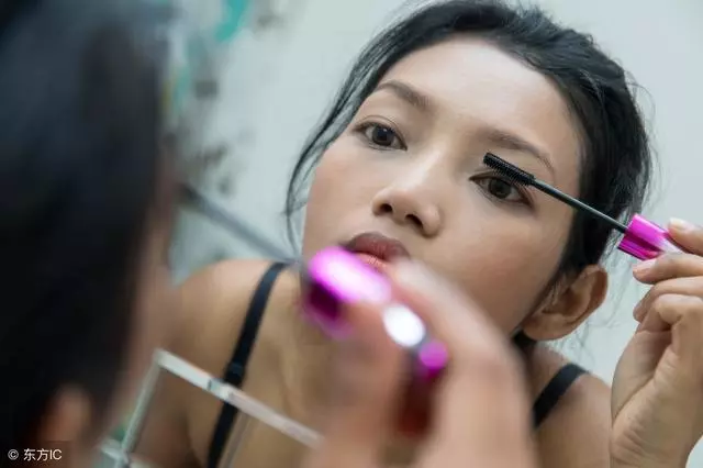 兒子再婚娶漂亮的媳婦,夜晚看到卸妝後的兒媳婦,我嚇得趕緊逃離