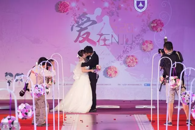 兒子滿月我媽和婆婆攀比禮物,我媽送50萬,老公當場摔了盤子