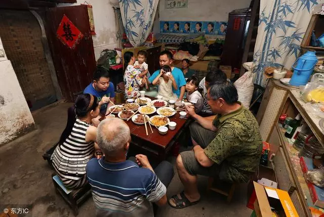 兒子滿月我媽和婆婆攀比禮物,我媽送50萬,老公當場摔了盤子