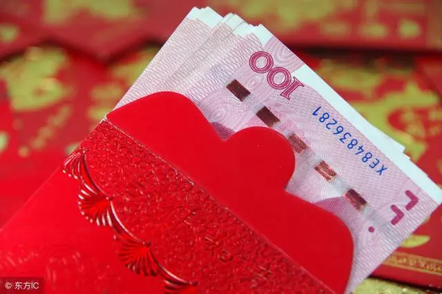 兒子滿月我媽和婆婆攀比禮物,我媽送50萬,老公當場摔了盤子