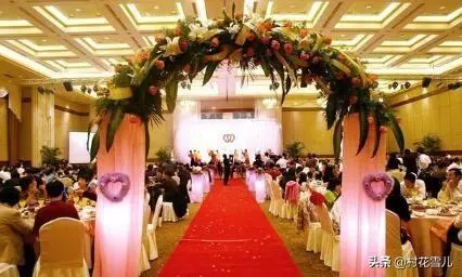 弟弟供他上大學,結婚時來借兩萬,聽到老婆的話,男子想離婚了