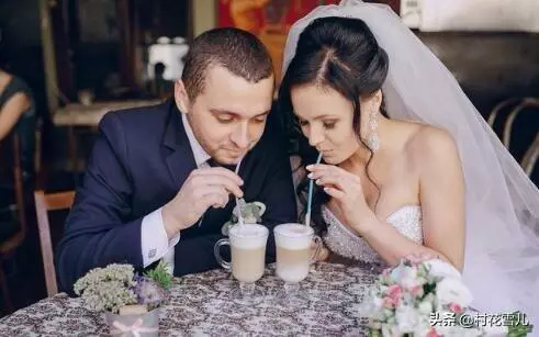弟弟供他上大學,結婚時來借兩萬,聽到老婆的話,男子想離婚了