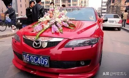 兩家人在飯店商量彩禮,女友不停踢我腳,收到信息,我取消了婚禮