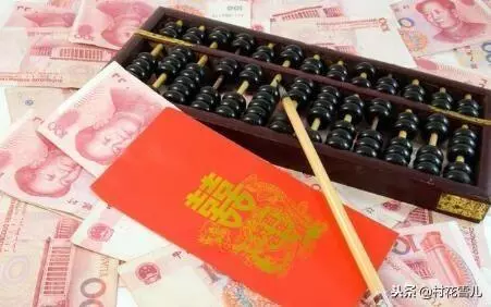兩家人在飯店商量彩禮,女友不停踢我腳,收到信息,我取消了婚禮