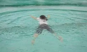 女兒和同學溺水,父親只救下了同學,半夜聽見有哭聲開門一看愣了!
