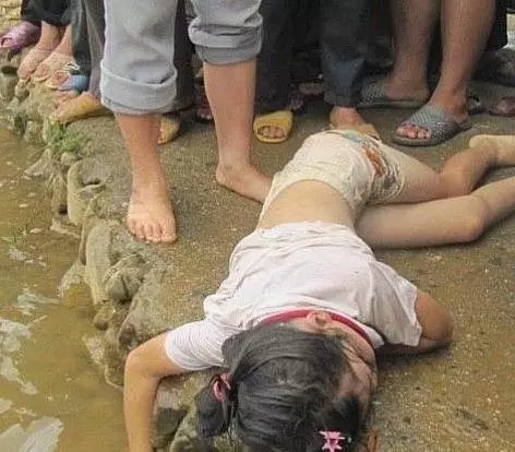 女兒和同學溺水,父親只救下了同學,半夜聽見有哭聲開門一看愣了!