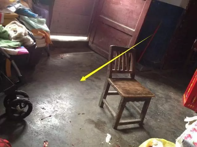 沒錢買瓷磚鋪地板,她把木頭鋸成一段段鋪地上,完工後鄰居忍不住稱讚
