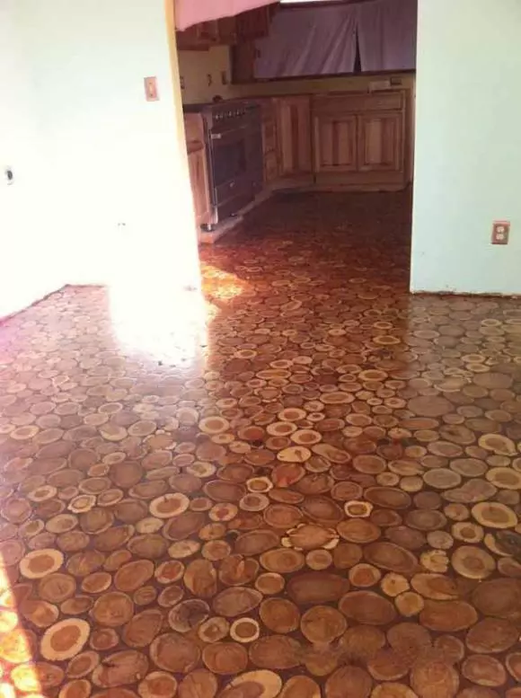 沒錢買瓷磚鋪地板,她把木頭鋸成一段段鋪地上,完工後鄰居忍不住稱讚