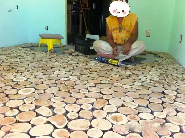沒錢買瓷磚鋪地板,她把木頭鋸成一段段鋪地上,完工後鄰居忍不住稱讚