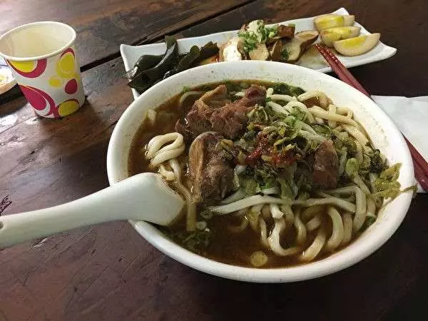 小男孩帶失明父進麵館…點餐大喊「2碗牛肉麵」但手指比「1」老闆夫婦看懂後「大受感動」給驚喜