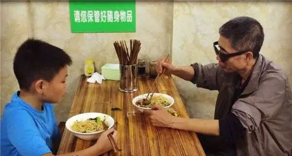 小男孩帶失明父進麵館…點餐大喊「2碗牛肉麵」但手指比「1」老闆夫婦看懂後「大受感動」給驚喜