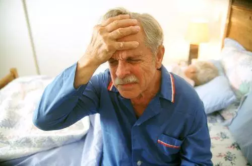 腦中風都是「吃」出來的?醫生:過了50歲,這3種食物再喜歡也要忌口,戒掉4惡習,腦血管不好的人注意!