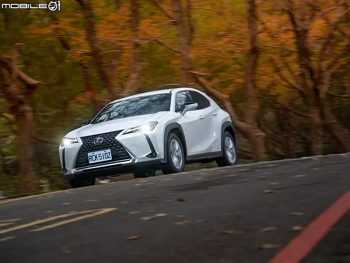 Lexus UX250h 跨界油電新貴報到!目標直指新興頂客消費族群!