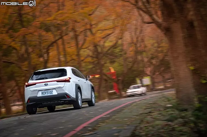 Lexus UX250h 跨界油電新貴報到!目標直指新興頂客消費族群!