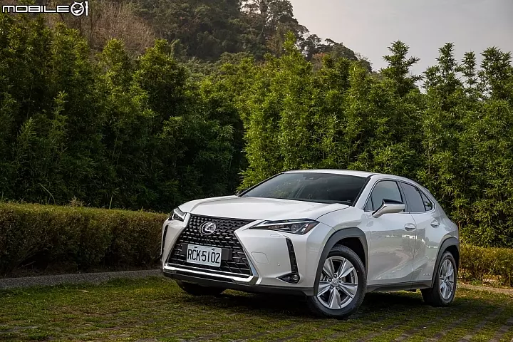 Lexus UX250h 跨界油電新貴報到!目標直指新興頂客消費族群!