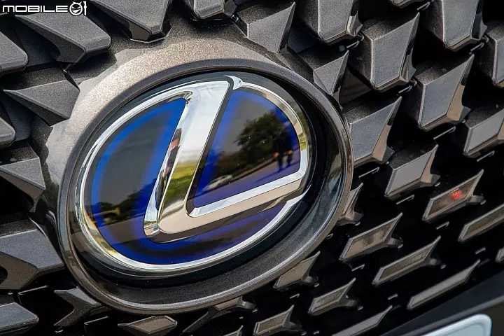 Lexus UX250h 跨界油電新貴報到!目標直指新興頂客消費族群!