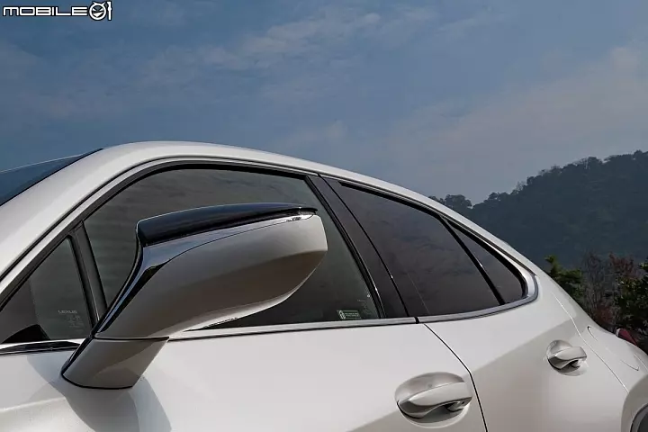 Lexus UX250h 跨界油電新貴報到!目標直指新興頂客消費族群!