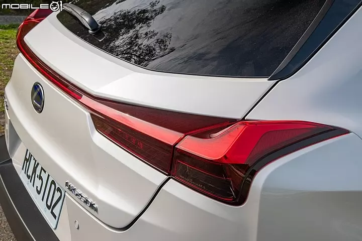 Lexus UX250h 跨界油電新貴報到!目標直指新興頂客消費族群!