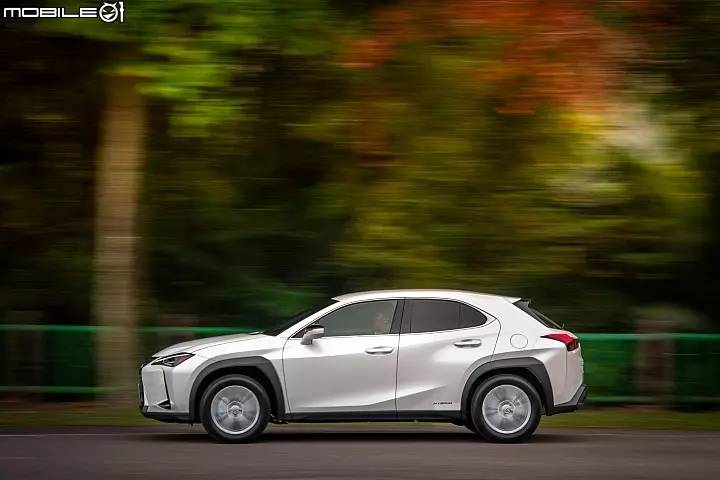 Lexus UX250h 跨界油電新貴報到!目標直指新興頂客消費族群!