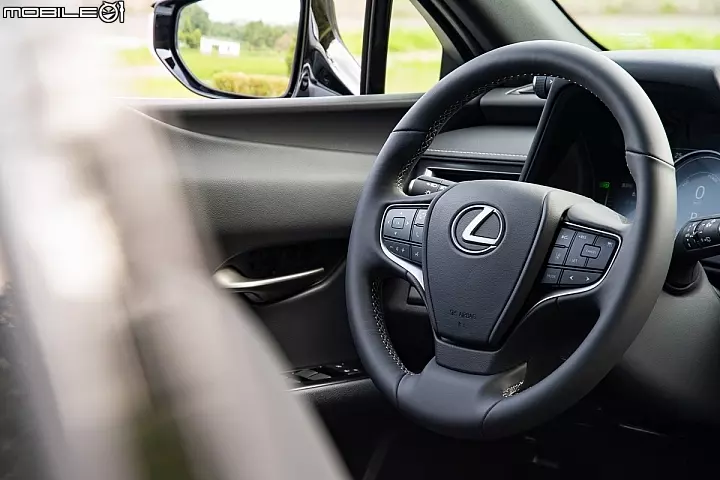 Lexus UX250h 跨界油電新貴報到!目標直指新興頂客消費族群!