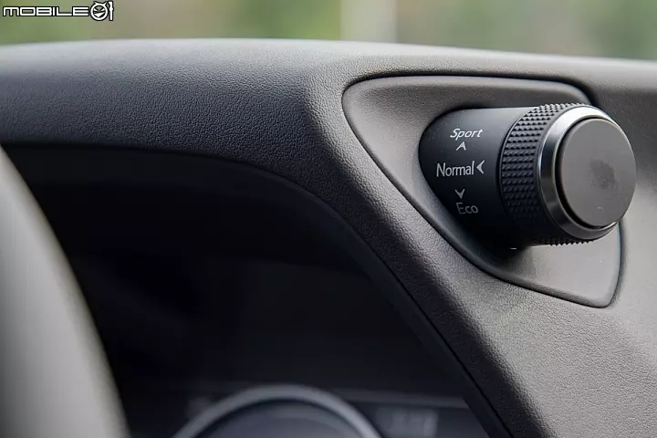 Lexus UX250h 跨界油電新貴報到!目標直指新興頂客消費族群!