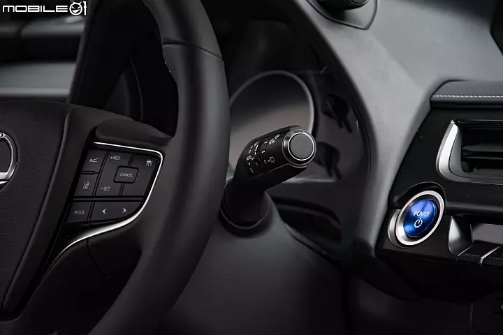 Lexus UX250h 跨界油電新貴報到!目標直指新興頂客消費族群!