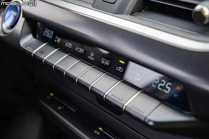 Lexus UX250h 跨界油電新貴報到!目標直指新興頂客消費族群!