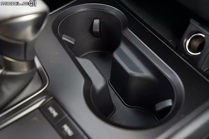 Lexus UX250h 跨界油電新貴報到!目標直指新興頂客消費族群!