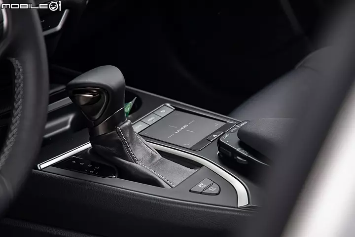 Lexus UX250h 跨界油電新貴報到!目標直指新興頂客消費族群!