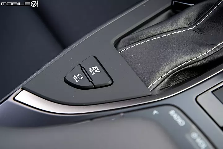 Lexus UX250h 跨界油電新貴報到!目標直指新興頂客消費族群!