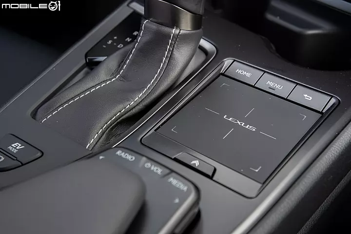 Lexus UX250h 跨界油電新貴報到!目標直指新興頂客消費族群!