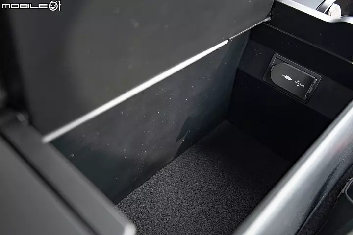 Lexus UX250h 跨界油電新貴報到!目標直指新興頂客消費族群!