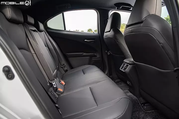 Lexus UX250h 跨界油電新貴報到!目標直指新興頂客消費族群!