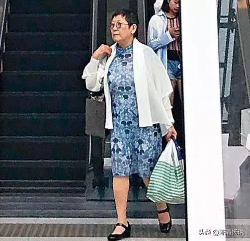 周星馳78歲母親「近照」曝光,皮膚緊緻連抬頭紋都不明顯