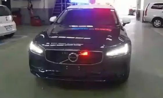 金價五告力!車廠驚見「瑞典坦克」警用車 網友狂讚:光看車頭壞人就嚇壞!