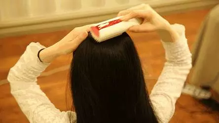 頭髮白了很顯老!1個動作,每天10分鐘,疏通經絡,頭髮慢慢變黑,改善健忘和癡呆
