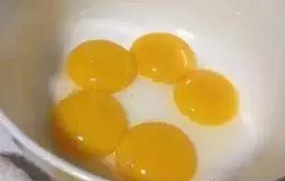 頭髮白了很顯老!1個動作,每天10分鐘,疏通經絡,頭髮慢慢變黑,改善健忘和癡呆