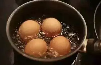 頭髮白了很顯老!1個動作,每天10分鐘,疏通經絡,頭髮慢慢變黑,改善健忘和癡呆