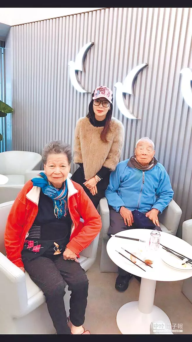 滿足爸爸願望!蔡秋鳳「帶92歲老父出國」一年至少3次,「我的世界只有家人」52歲終生不婚!