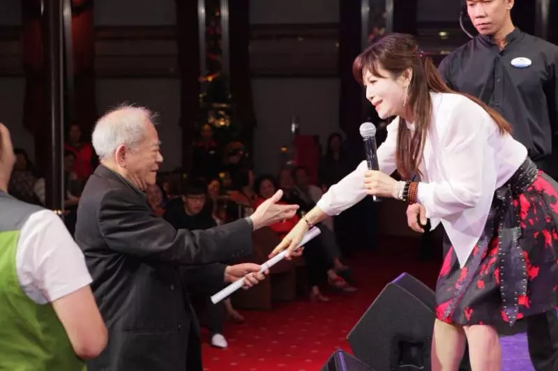 滿足爸爸願望!蔡秋鳳「帶92歲老父出國」一年至少3次,「我的世界只有家人」52歲終生不婚!